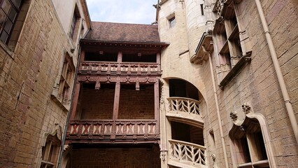 Escalier et galerie de l’hôtel Chambellan ou hôtel des ambassadeurs, Dijon, région Bourgogne-Franche-Comté, Côte-d’Or, France.
