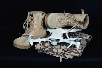 Wojsko wyposażenie wojskowe buty taktyczne i dron - obrazy, fototapety, plakaty