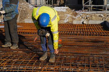 Production of steel reinforcement for concrete floors on a large construction site