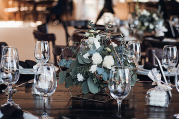 Mesa de boda adornada con flores y copas 