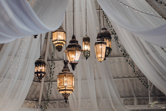 Candiles colgando del techo 