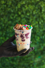 copo de açaí personalizado com frutas kiwi morango banana granola e confeites sorvete gelado