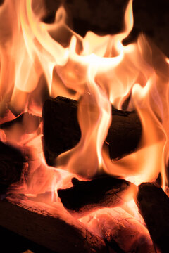 trozos de carbon quemandose apilados, fuego encendiendose al estilo parrillada