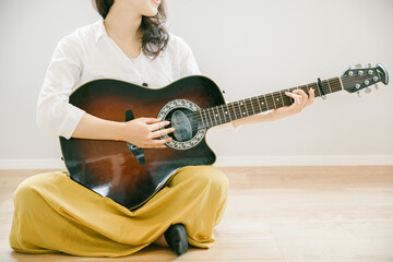 ギターを持つ女性　guitar
