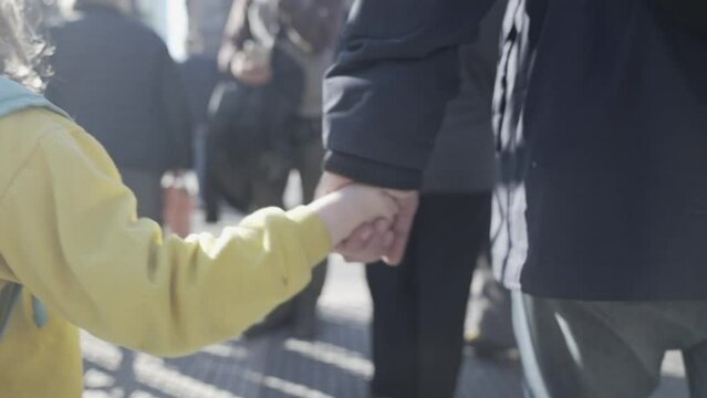 Ni&ntilde;o tomado de la mano dando un paseo por el parque