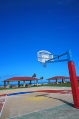 青空に映えるバスケットゴール