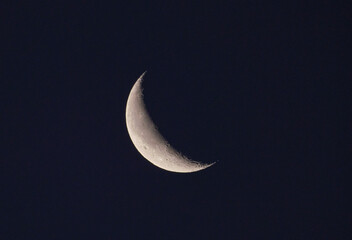 Fototapeta na wymiar 風景素材　冬の夜明け前の月