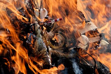 正月飾りやだるま等の縁起物を焼いて燃やした煙とともに神様を見送る小正月の行事のどんど焼き