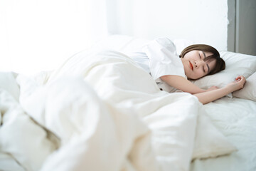 ベッドで眠る女性 