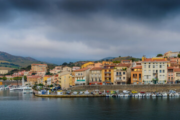 Fototapeta na wymiar Harbor and houses of Port-Vendres at morning in France