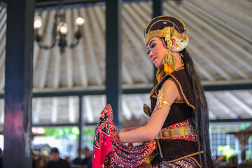 Beautiful Javanese dance performed as part of tourist attraction at Yogyakarta Sultan's palace. - obrazy, fototapety, plakaty