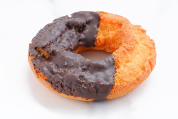 チョコレートでコーティングしたオールドファッションドーナツ