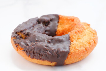 チョコレートでコーティングしたオールドファッションドーナツ