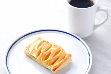 サクサクしたパイ生地が美味しそうなアップルパイとコーヒー
