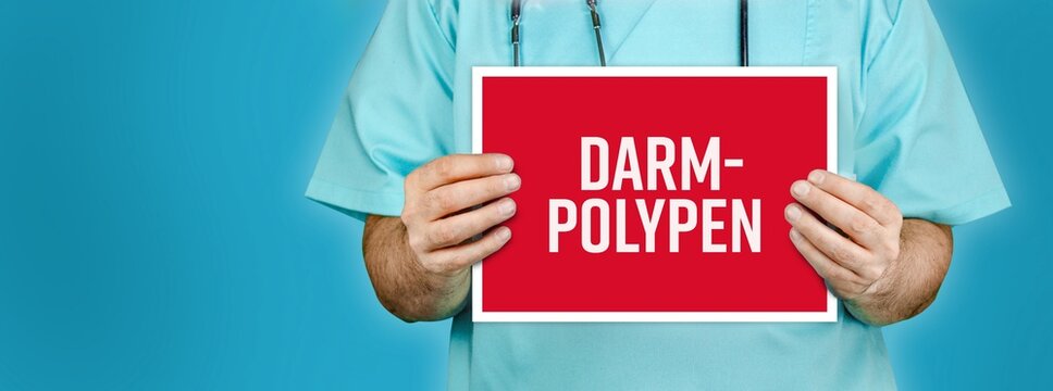 Darmpolypen. Arzt zeigt rotes Schild mit medizinischen Wort. Blauer Hintergrund.