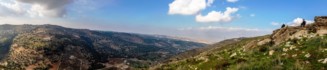 Fototapeta na wymiar قمة تل المعيقر- جبال جلعاد- تلة الحب - الاردن The summit of love in Al Muaiqer - Jalad Mountains also - Jordan-