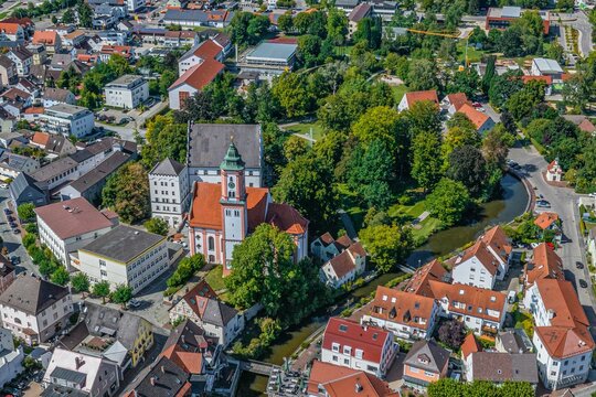 Krumbach in Mittelschwaben - das Krumbacher Schloss im Luftbild