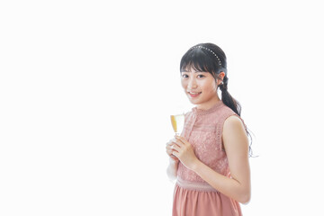 パーティーでワインを飲む若い女性