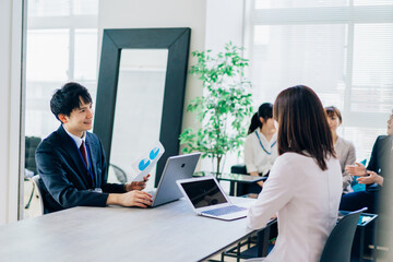 Fototapeta premium 明るいオフィスで働くビジネスパーソン