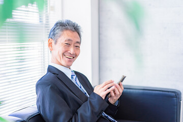 スマホを使う社長