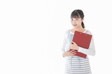 Obraz premium 席を案内する若いカフェスタッフ