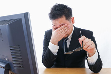 疲労を感じるビジネスパーソン