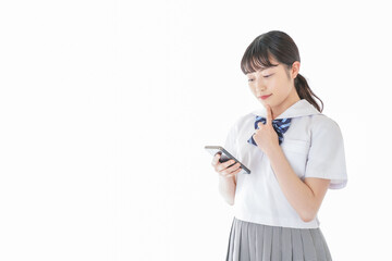 スマートフォンを使う若い女子学生