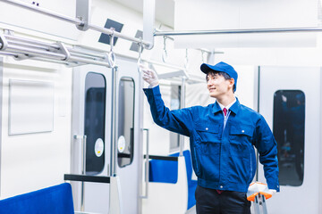電車の整備をする男性技術スタッフ