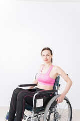 Naklejka na ściany i meble スポーツウェアを着て車椅子に乗る外国人の女性