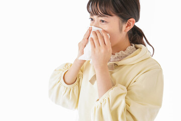 花粉症・アレルギーで苦しむ若い女性