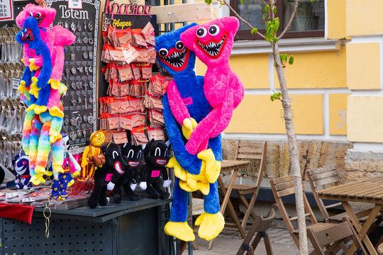 blue Huggy Wuggy and pink Kissy Missy toys at street market.