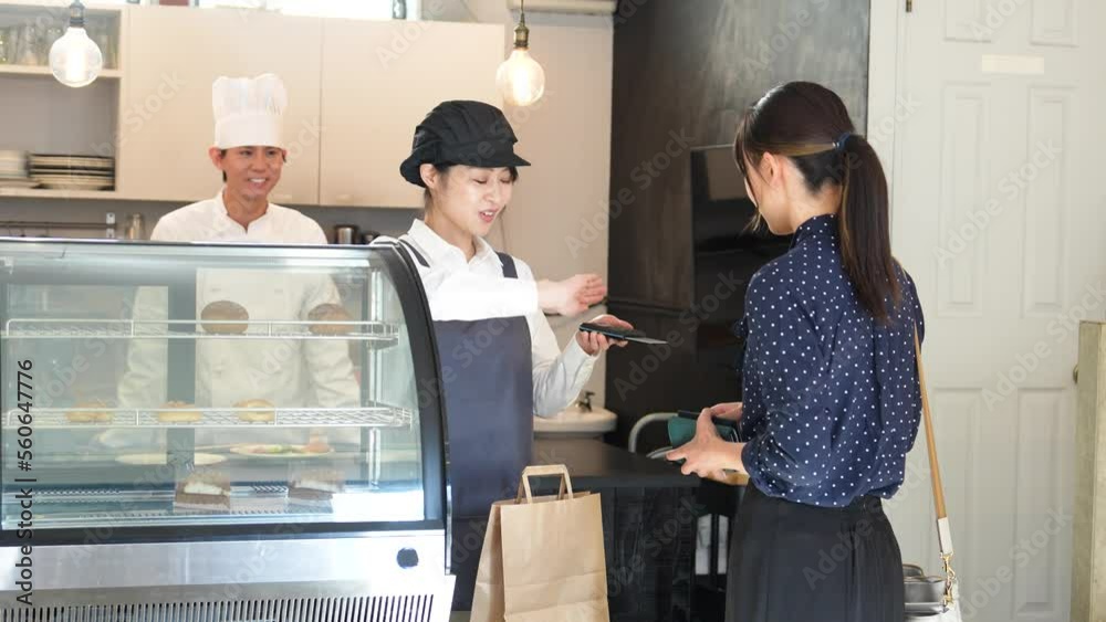 Poster 街のお菓子屋さんで買い物をする若い女性