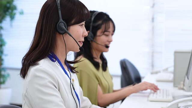 コールセンターでお客様対応をする女性スタッフ