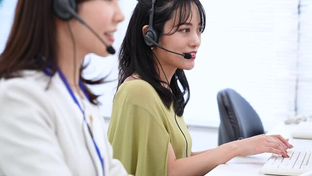 コールセンターでお客様対応をする女性スタッフ