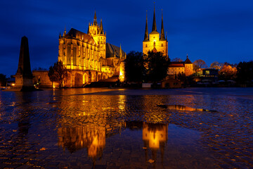 Fototapeta na wymiar The Erfurter Cathedral illuminated at night