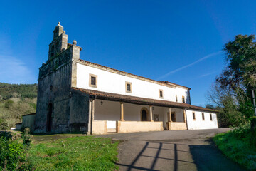 Fototapeta na wymiar Iglesia de San Pedro de Pernús (siglo XIII reconstruida en el siglo XVIII). Colunga, Asturias, España.