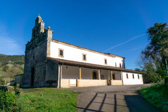 Iglesia de San Pedro de Pern&uacute;s (siglo XIII reconstruida en el siglo XVIII). Colunga, Asturias, Espa&ntilde;a.