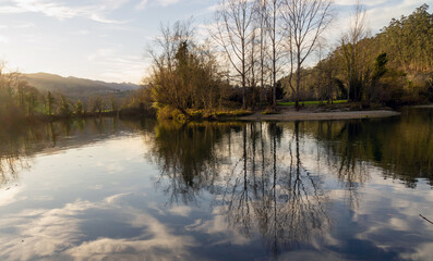 Bonito recodo de un r&iacute;o en el que se reflejan los &aacute;rboles y las nubes en sus aguas. Molleda, Asturias, Espa&ntilde;a.