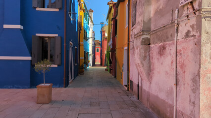 une ruelle au milieu de maisons de toutes les couleurs
