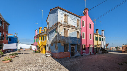 de vielles maisons colorées sur une île italienne avec du linge qui étendu