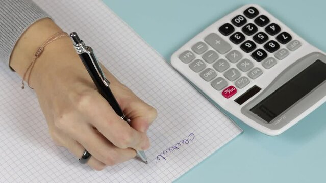 personne qui fait ses compte avec une calculatrice