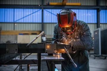 soudure métallier homme métallerie industrie étincelles souder poste assemblage