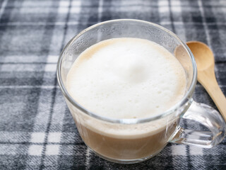ガラスのカップに入ったカフェラテ