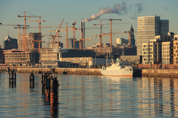 Winterliche Hamburger HafenCity; Blick über die Norderelbe auf die Baustelle Überseequartier und...