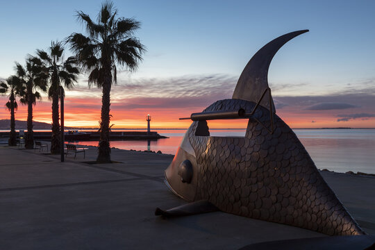 Vue de la place des Tonneilers &agrave; M&egrave;ze au lever du jour dans le d&eacute;partement de l'H&eacute;rault - r&eacute;gion Occitanie