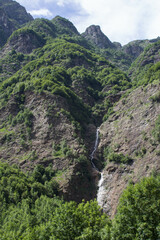 Fototapeta na wymiar evocative image of a waterfall in the mountains 