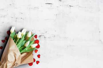 Tulpen mit Herzen zum Valentinstag / Textfreiraum