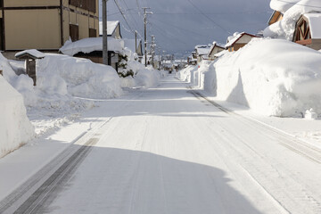 大雪の集落の道路