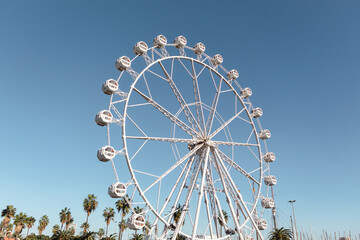 Atracción de la noria en el paseo marítimo de Barcelona en una feria puesta al lado del puerto...