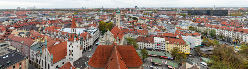 Fototapeta na wymiar Übersicht über das Häusermeer der historischen Altstadt von München mit Viktualienmarkt, der Heilig-Geist-Kirche und dem Alten Rathaus